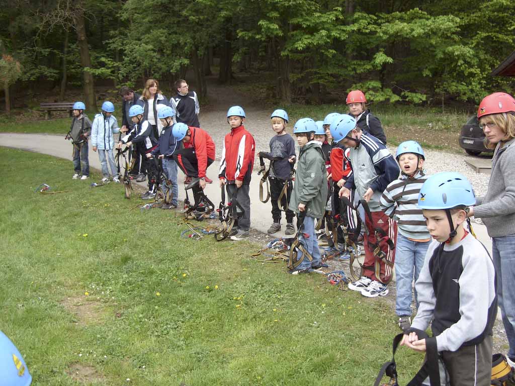 <p>Nach dem Mittag fuhren die Erwachsenen weiter nach Westheim, wrhend die Jugend den Kletterpark in Bad Wünnenberg besuchte.</p>