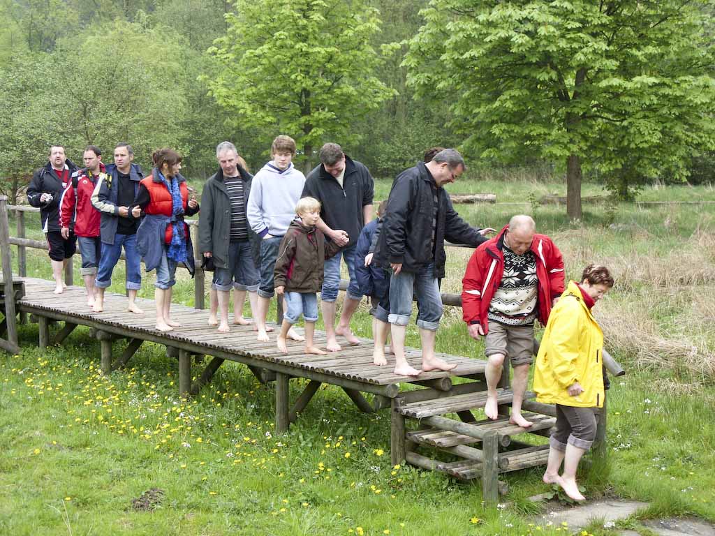 <p>Am Donnerstag, dem 30., ging es zuerst nach Bad Wünnenberg in den Barfuß-Pfad</p>