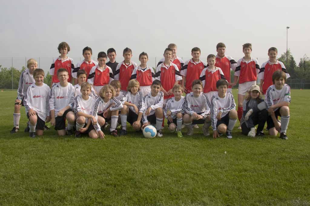 <p>Das internationalen Flair brachte das Team der franzsischen Partnergemeinde  aus Noyen sur Sarthe ein. Das Team mit den roten Trickots.</p>