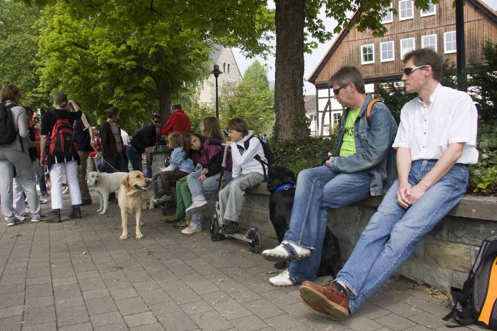 <p>Nach dem Tanz in den Mai stand ein gemtlicher Spaziergang nach Etteln zum Paddelteich auf dem Programm</p>
