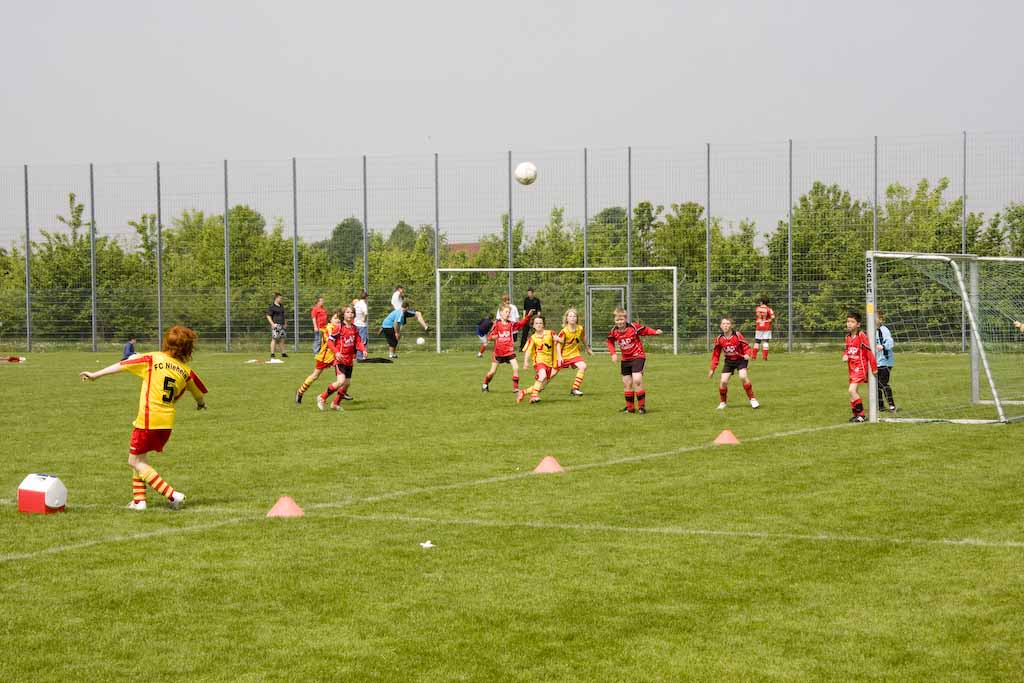 <p>Viele Zuschauer säumten die Fußballfelder</p>