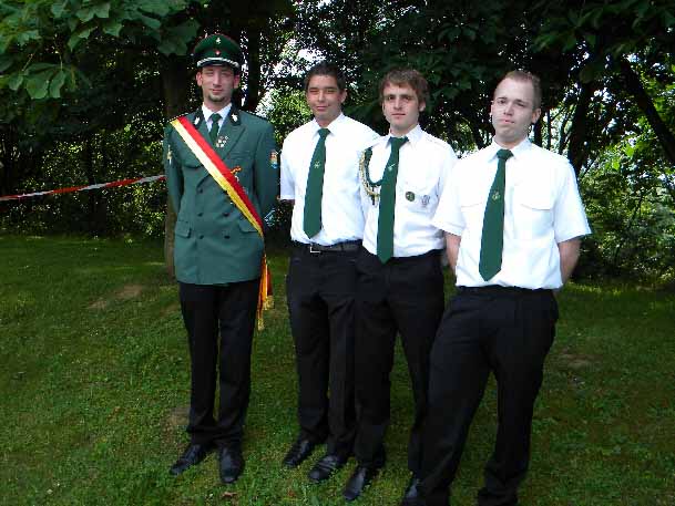 <p>Die Jungschützenprinzen: Zepter: Thomas Koch, Apfel: Dennis Drüke, Krone: Raphael Harding</p>