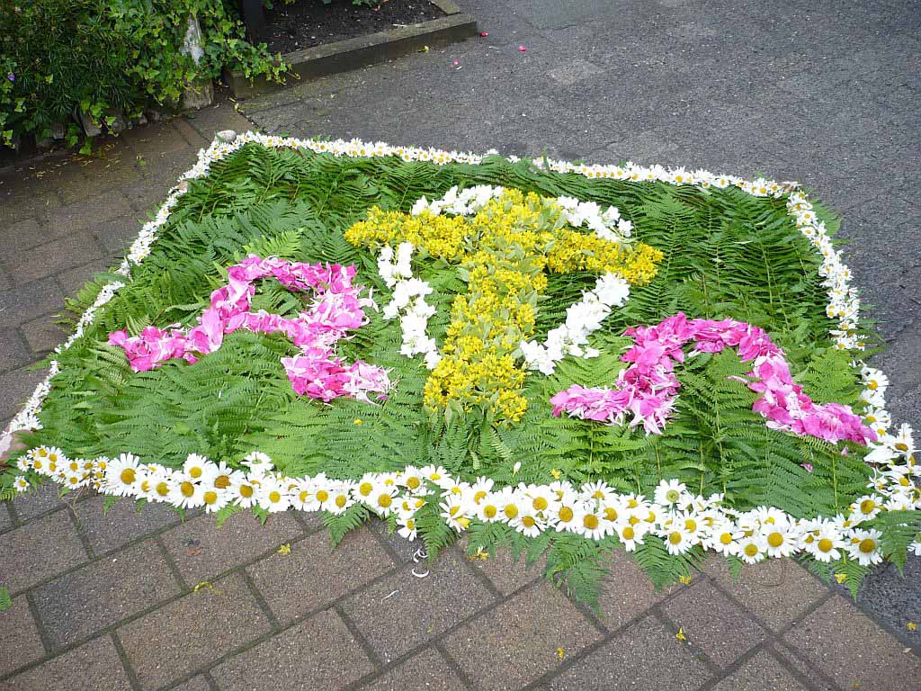 <p>Blumenbilder der Fronleichnamsprozession in Alfen</p>