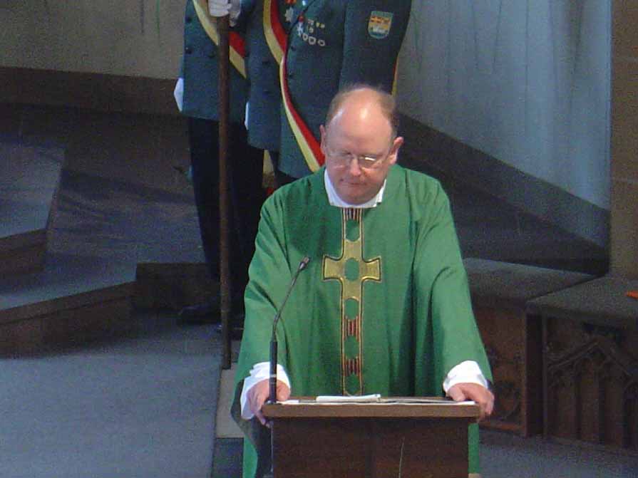 <p>In seiner Predigt erläuterte Pastor Bischoff, dass das Schützenwesen weniger mit Schießen sondern mehr mit Schützen zu tun hat. Das Schützen von Glaube, Sitte und Heimat ist das Anliegen der Schützen.</p>