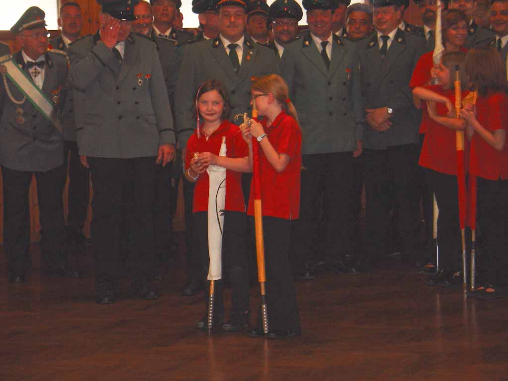 <p>Oberst Drüke ehrte die Jubelkönige, sowie das Königspaar und den Hofstaat. Unter den Fahnenschwenkern waren zwei Geburtstagskinder. Linda Wischer wurde 11 und Viktoria Scheffler 4 Jahre alt.</p>