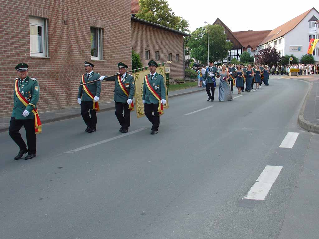 <p>Nach der Messe wurde der Zapfenstreich am Ehrenmal zelebriert und anschließend ging es gemeinsam zur Schützenhalle</p>