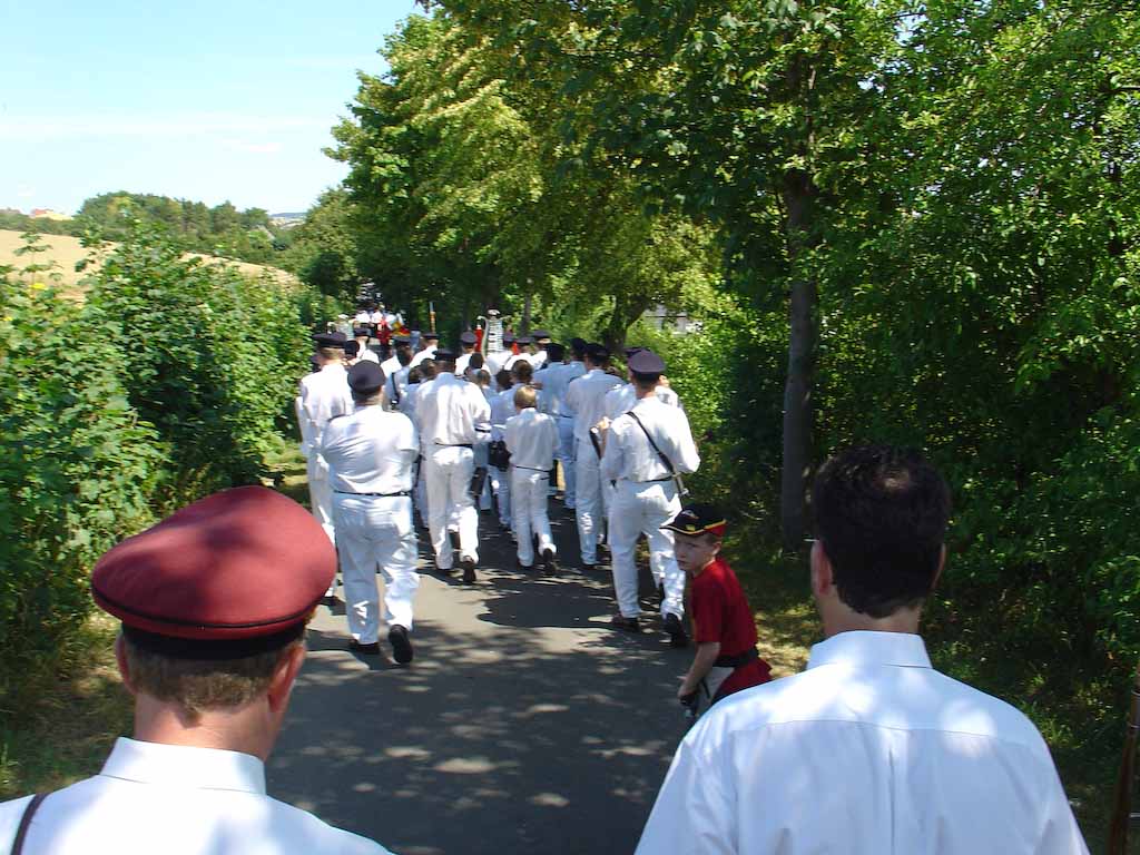 <p>Von der Ziegelei ging es den Kottenberg wieder hinunter, direkt zum Ehrenmal</p>