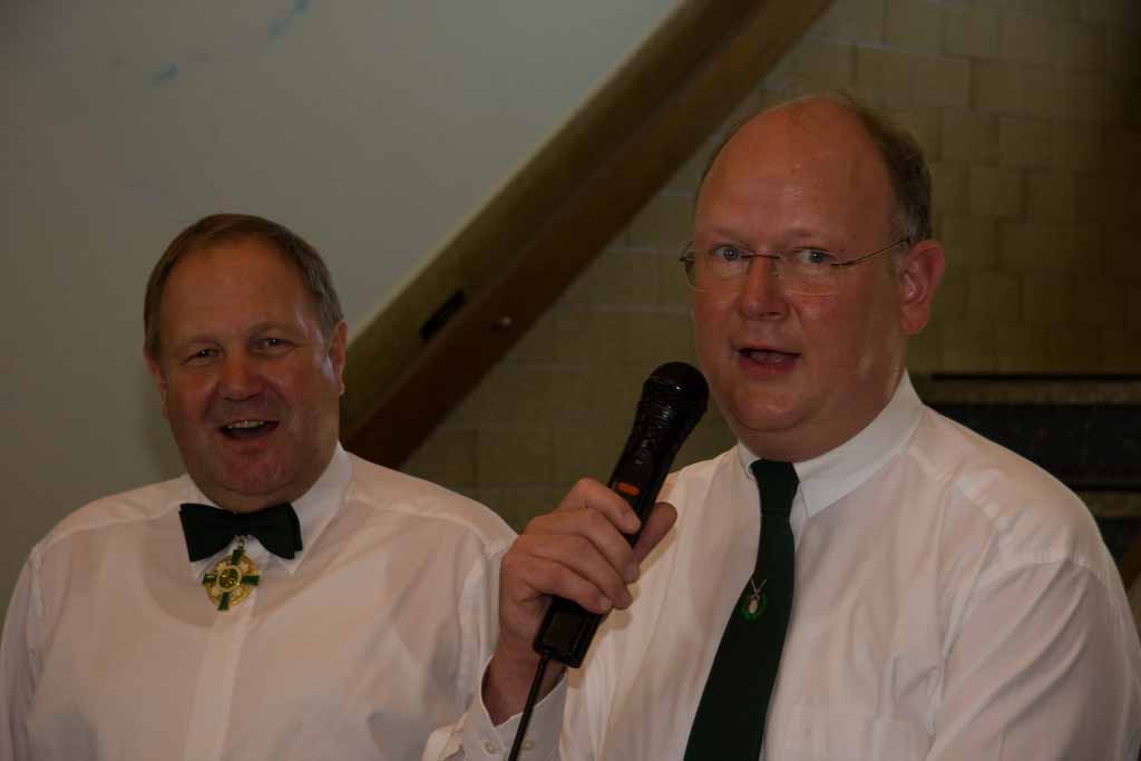 <p>Pastor Bischoff war der Meinung, dass zu einem geselligen Beisammensein auch ein gemeinsames Lied gehört. „Wo gesungen wird, da lass dich nieder“ heißt es in einer Redensart und da man sich zum Schützenfrühstück gern niederlässt, darf ein gemeinsames Lied nicht fehlen.</p>