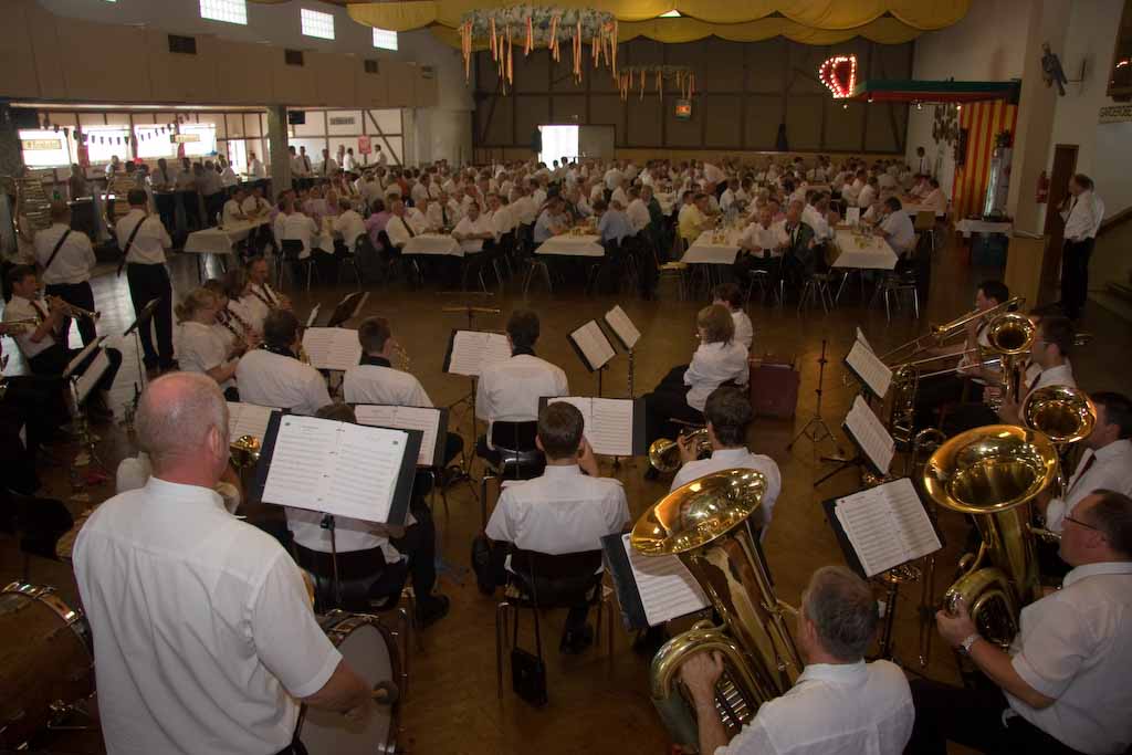 <p>Kurzer Hand wurden Liedzettel verteilt und zusammen mit dem Spielmannszug und dem Musikverein der Marsch „Alte Kameraden“ gemeinsam angestimmt.</p>