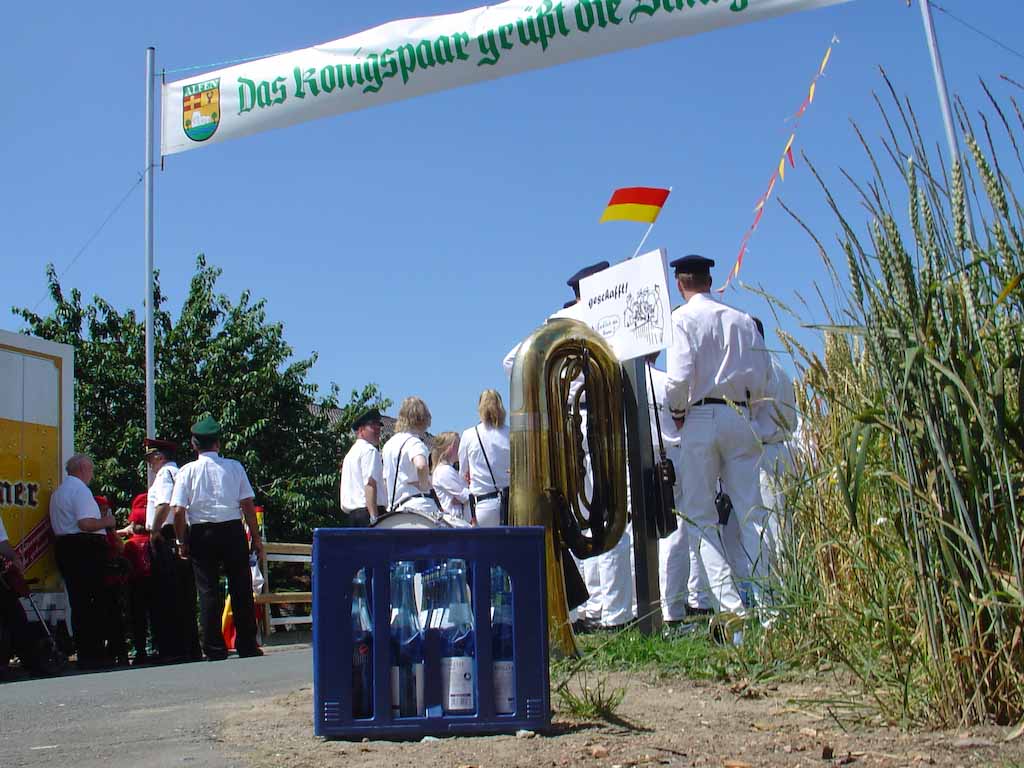 <p>Auch hier wurden wieder Getränke gereicht und Schützen und Musiker konnten sich erfrischen. Wiederholenswert!</p>