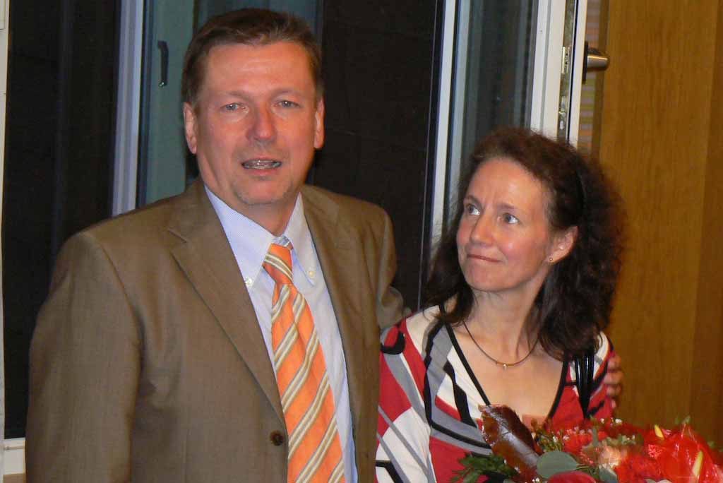 <p>Reiner Allerdissen mit seiner Frau im Blitzlichtgewitter</p>