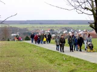 <p>Ungefähr 80 Erwachsene und Kinder machten sich auf den Weg</p>