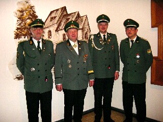 <p>Hier der neue geschäftsführende Vorstand: (von links) Oberstleutnant  	Ulrich Ziebart Oberst  	Josef Drüke 1. Kassierer  	Michael Hartmann Brudermeister  	Konrad Hansmeier  Weiter wurden folgende Wahlen durchgeführt: 1. Schriftführer  	Gerd Gürntke Major 	Bernhard Muro Schießmeister 	Hans-Georg Igges Fähnrich 	Karl-Heinz Reinstädler Fahnenoffizier 	Reinhard Meyer Fahnenoffizier 	Jürgen Nilies Fähnrich 	Wolfgang Wenzel Fahnenoffizier 	Theo Bohnensteffen Fahnenoffizier 	Friedhelm Reinstädler 2. Kassierer 	Anton Reike 2. Schriftführer 	Alfons Hansmeier</p>