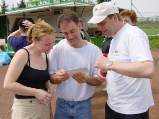 <p>Die Bilder des Frankreich Besuchs 2000 werden studiert</p>