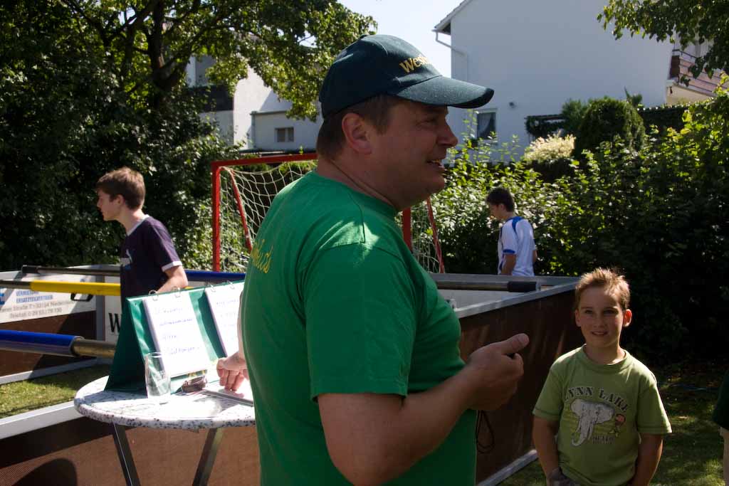 <p>Markus Hüster erklärt und eröffnet das Kickerturnier</p>