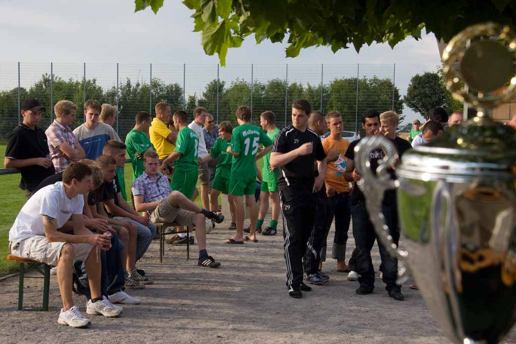 <p>Anschließend warteten die Teams auf die Siegerehrung. Der FC Dahl/Dörenhagen hatte es allerdings vorgezogen schon abzureisen.</p>
