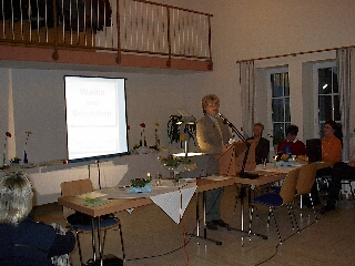 <p>Die Versammlung schloss mit einem Vortrag der Homöopathin Frau Bartling aus Salzkotten zum Thema „Vitalität und Gesundheit“</p>
