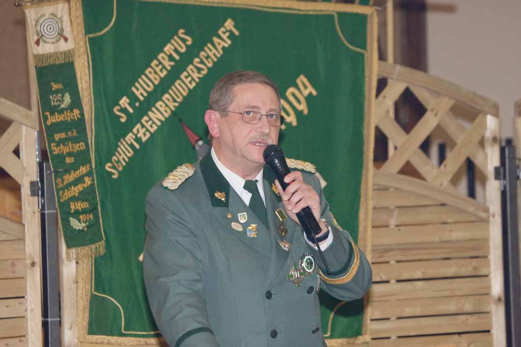 <p>Brudermeister Konrad Hansmeier berichtet über das Schützenjahr 2009</p>
