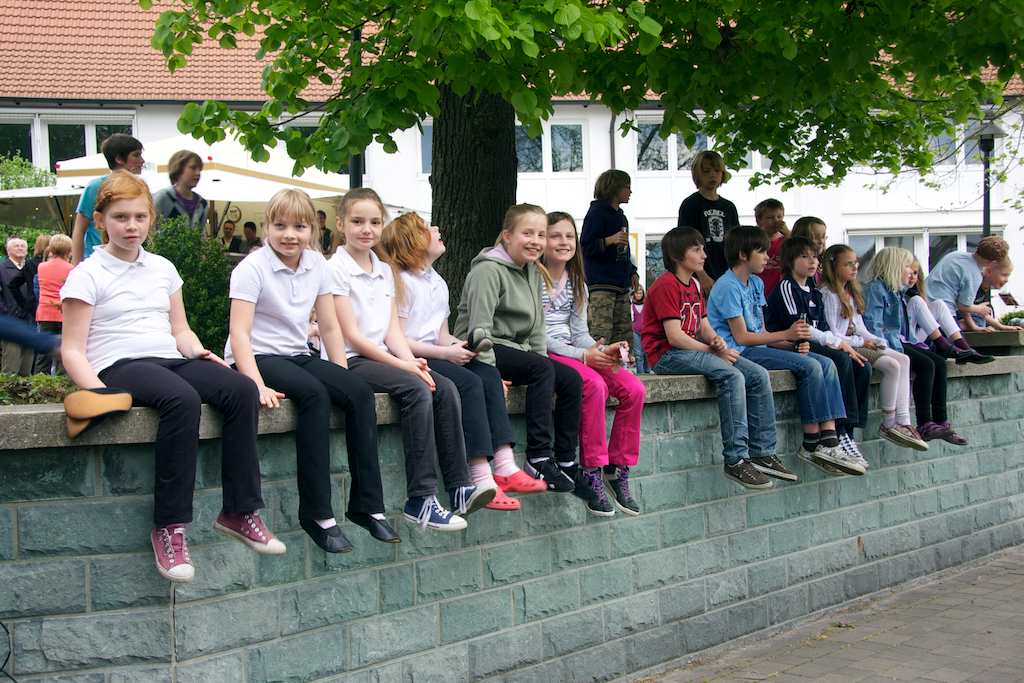 <p>Kids auf der Mauer</p>
