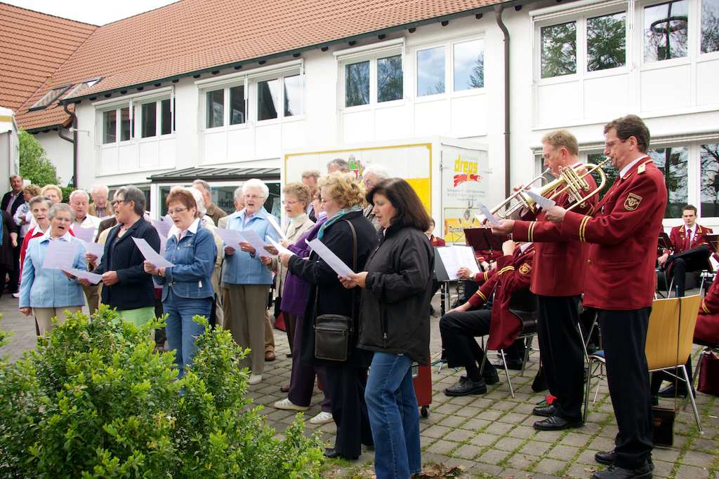 <p>Begleitet wird der Chor durch Karl Heinz Kloppenburg und Hans-Gerd Hüster</p>