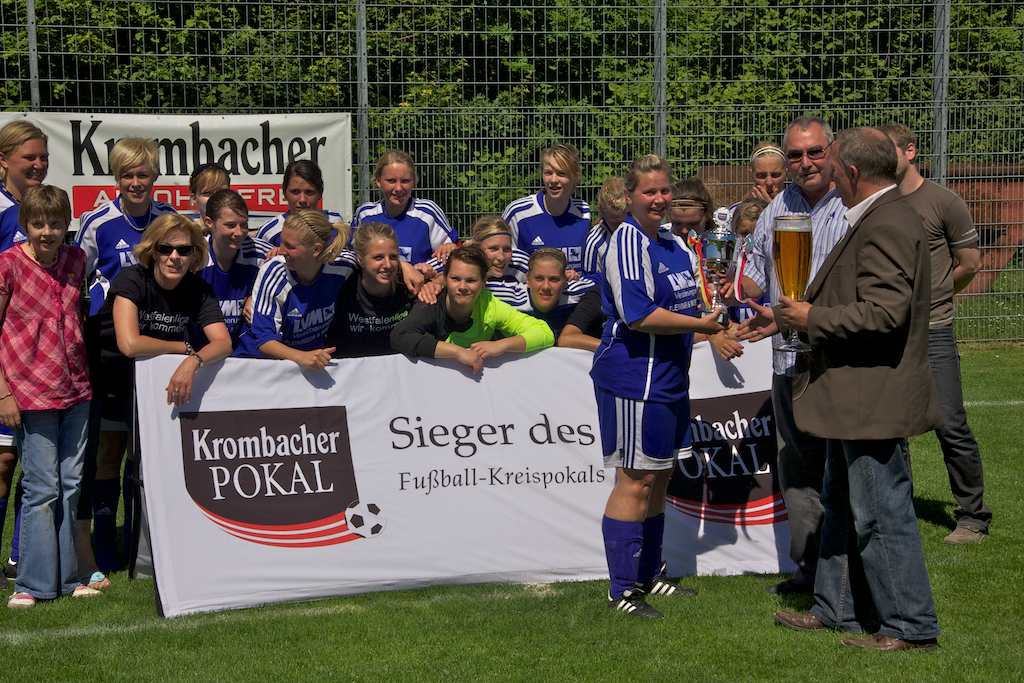 <p>Zur Belohnung gab es den ersten Pokal an diesem Tag für den SC Borchen</p>