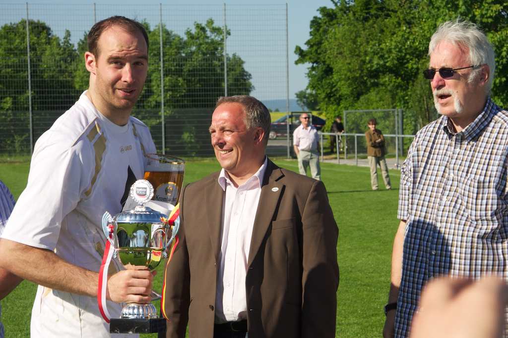 <p>Die Siegerehrung nahm hier Pokalspielleiter Manfred Ahle und der Vertreter der Krombacher Brauerei Peter Kretschmer vor. </p>