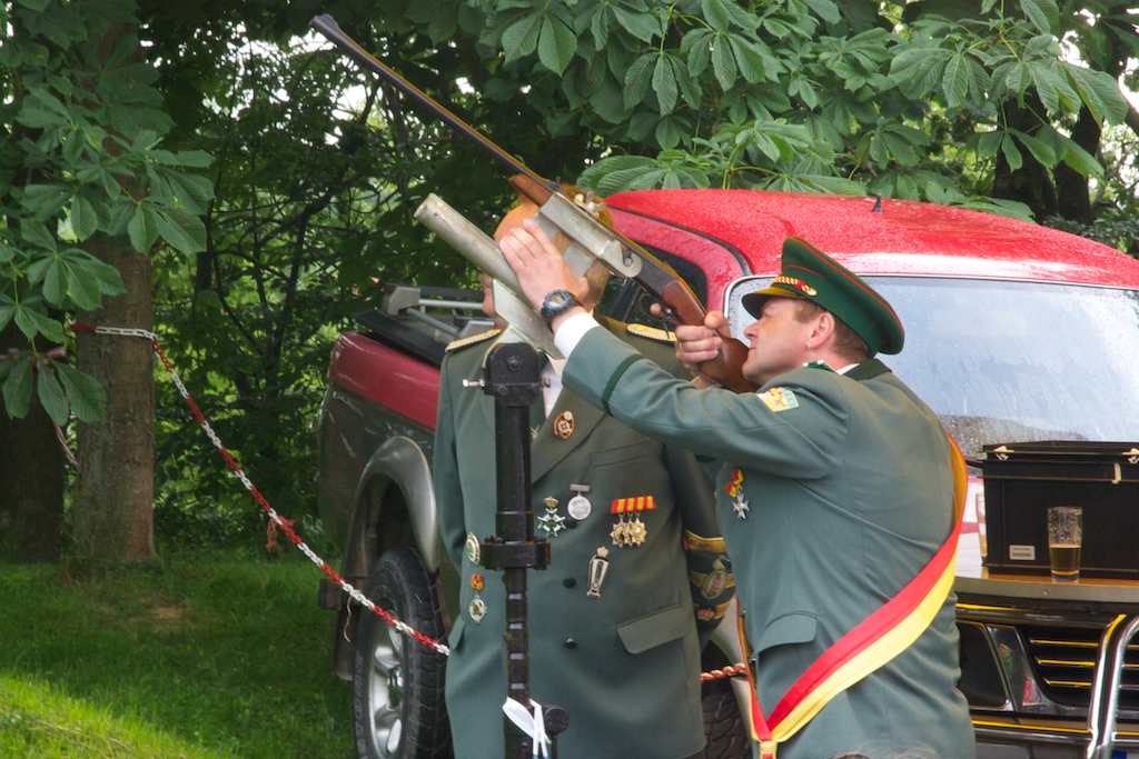 <p>Hier legt Dietmar Ahrens auf seinen eigenen Vogel an</p>