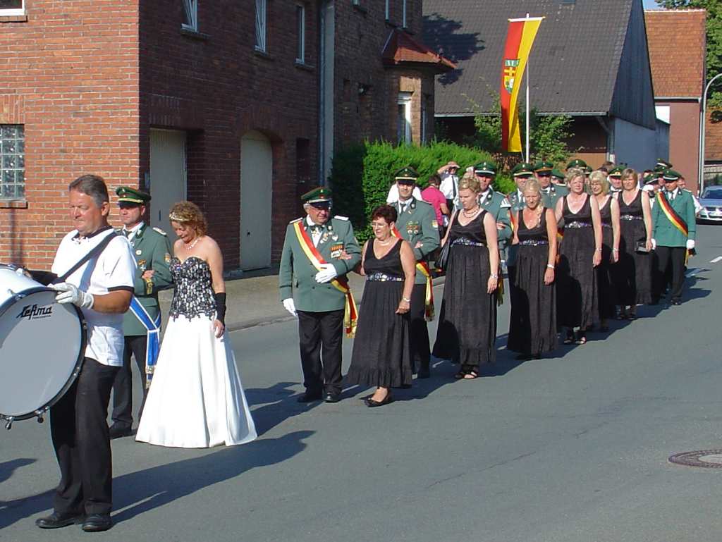 <p>Pünktlich um 8:30 Uhr waren die Schützen vor dem Ehrenmal angetreten</p>