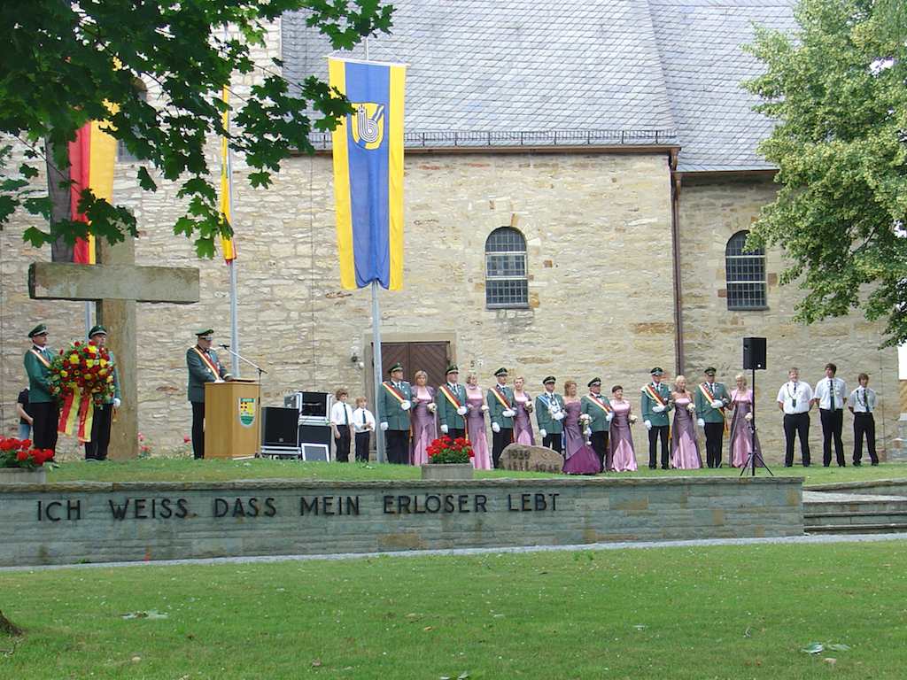 <p>Unsere Dorfmitte bietet eine prächtige Kulisse für den Vorbeimarsch</p>