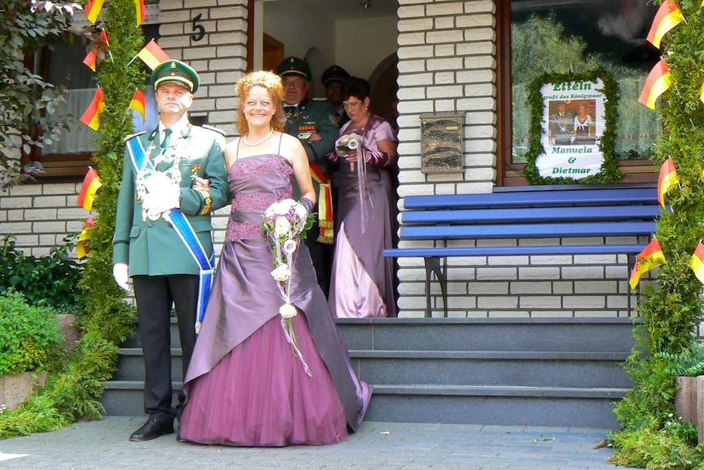 <p>Dort wurden Königin Manuela und König Dietmar und ihr Hofstaat abgeholt</p>
