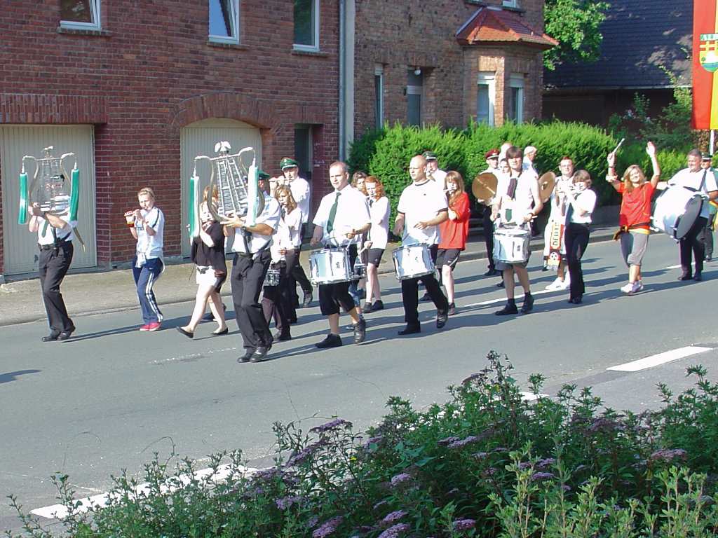 <p>Seit 4:45 Uhr war der Spielmannszug auf den Beinen um alle Würdenträger zum Schützenfrühstück zu wecken</p>