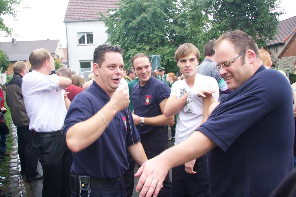 <p>Beim vierten Spiel sollten die Teams Zusammenhalt demonstrieren und sich mit einer Schnur verbinden</p>