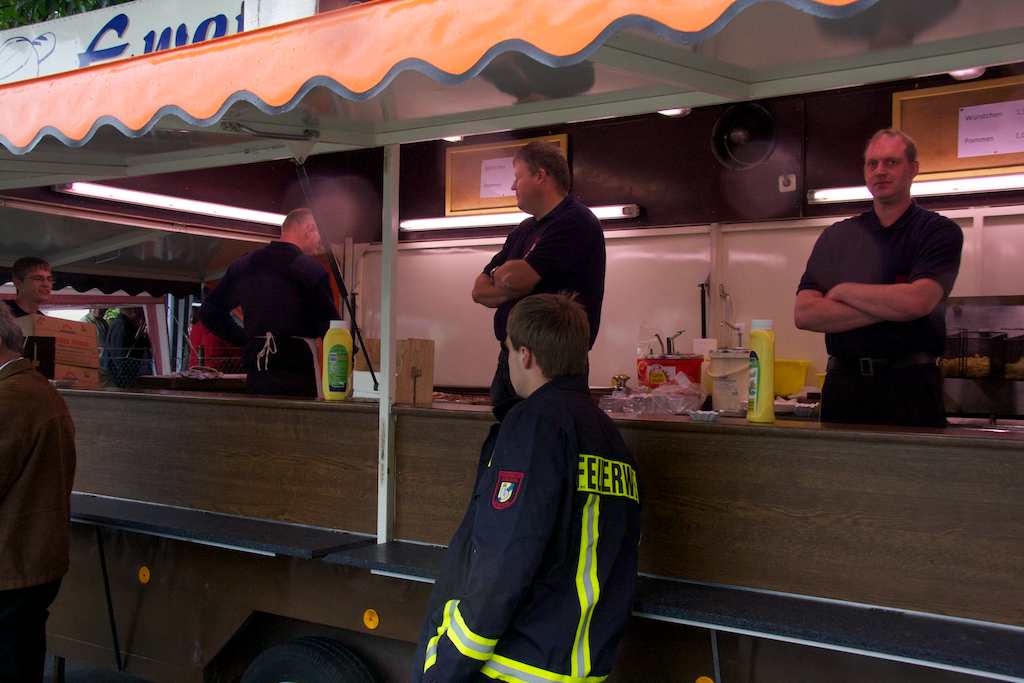 <p>Vor Uhlenhof bewirtete die Feuerwehr, auf dem Hof der SV RW Alfen</p>
