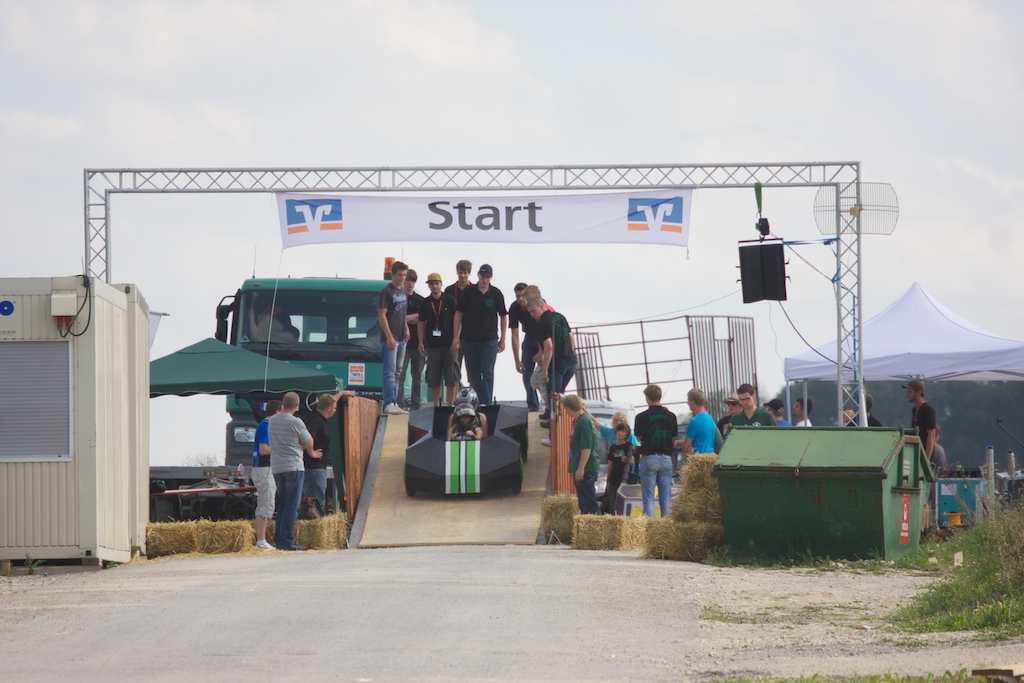 <p>Am Start war eine Rampe aufgebaut, um in Fahrt zu kommen</p>
