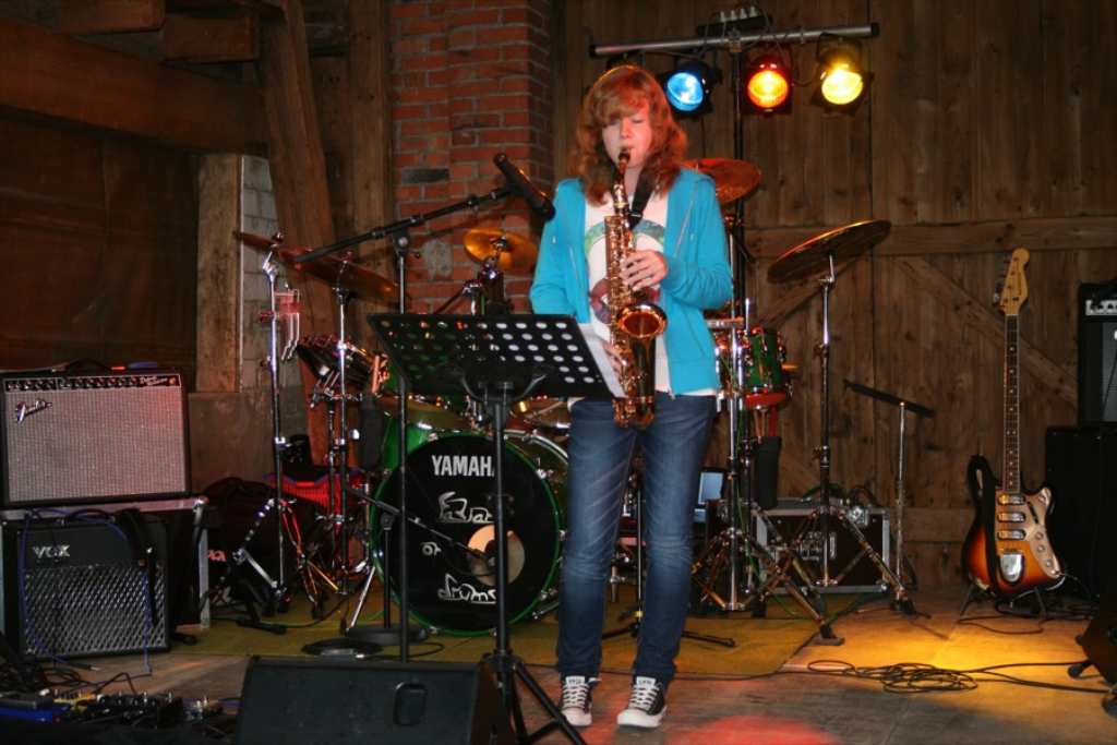 <p>Danach traute sich die erste Solokünstlerin auf die Bühne: Annika Vüllers am Saxophon</p>