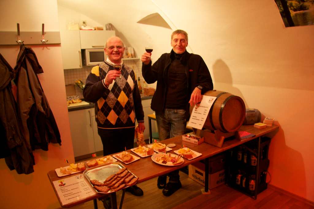 <p>Im Keller des Mallinckrodthofs: Delikatessen vom Deutsch-Französichen-Freundschaftskreis</p>