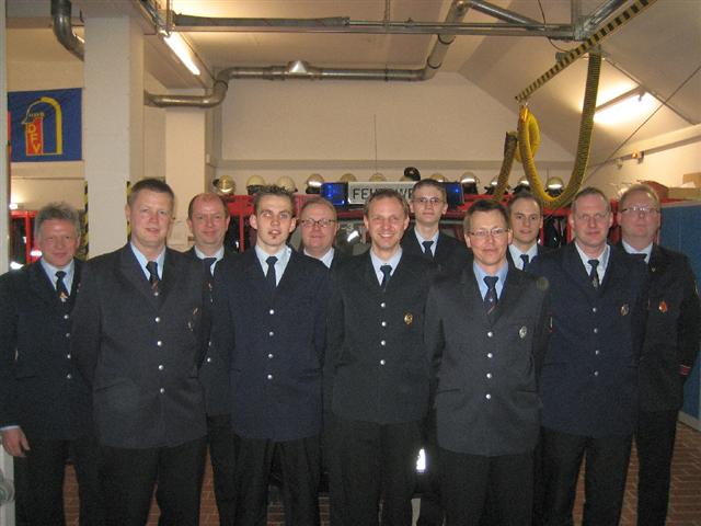 <p>Von links: Wehrführer Josef Pasel, Löschzugführer Wolfgang Puls, Hubert Halsband, Patrick Hillebrand, Kersten Schumacher, Christian Drüke, Michael Hansmeier, Hendrik Michel, Stefan Hansmeier , Reinhard Meyer, Martin Schumacher</p>