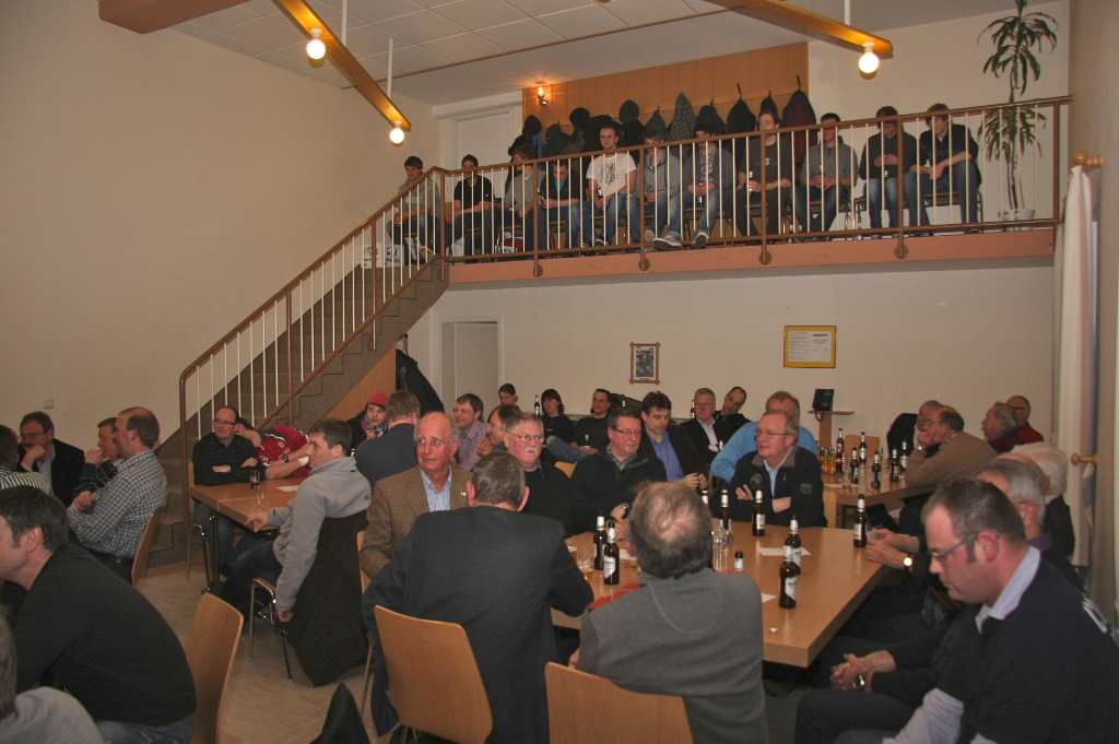<p>Nach dem offiziellen Teil der Versammlung wurde noch weiter diskutiert und gemütlich beisammen gesessen</p>