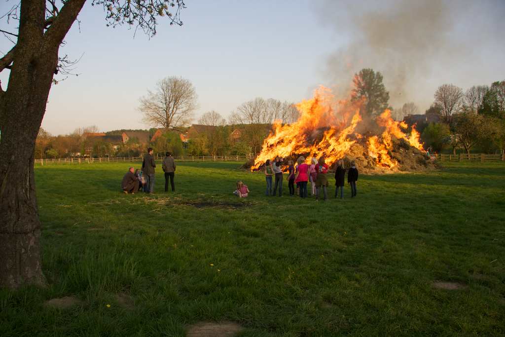 <p>An den letzten Wochenenden hatten die Jungschützen das Feuerholz zusammengetragen</p>