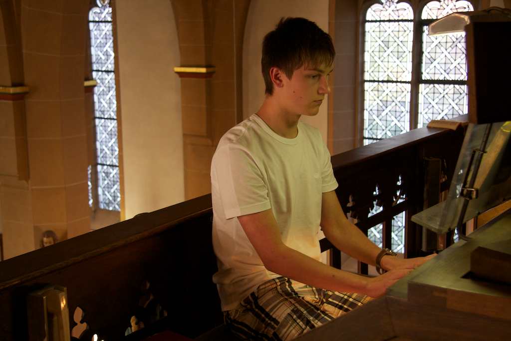 <p>Patrick Reuter an der Orgel</p>