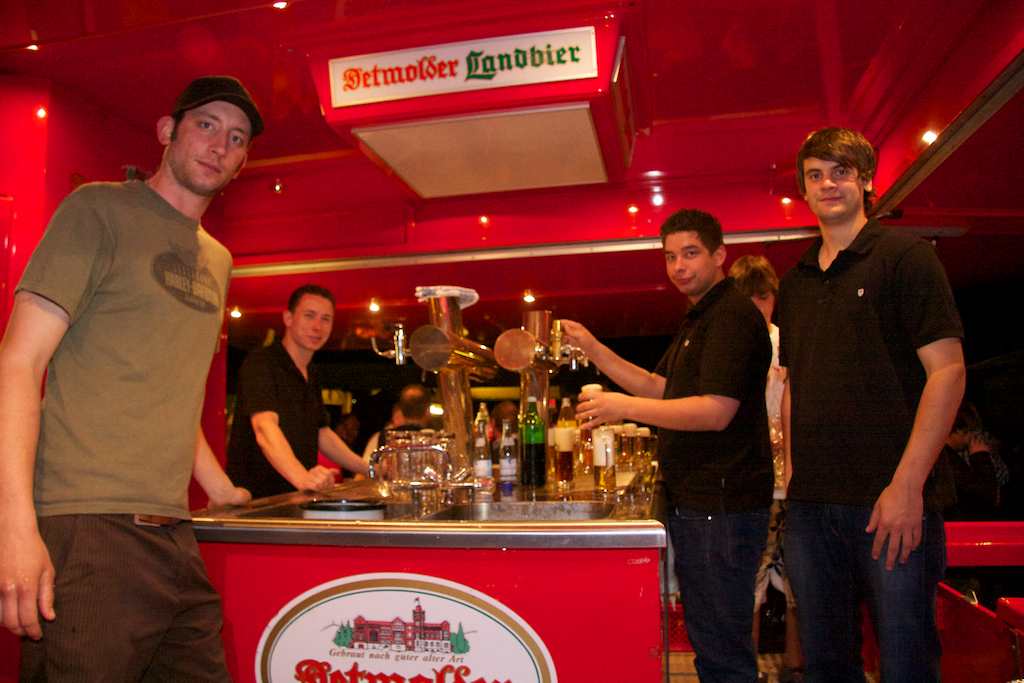 <p>Die fleißigen Hände der Jungschützen, hier an der Theke</p>