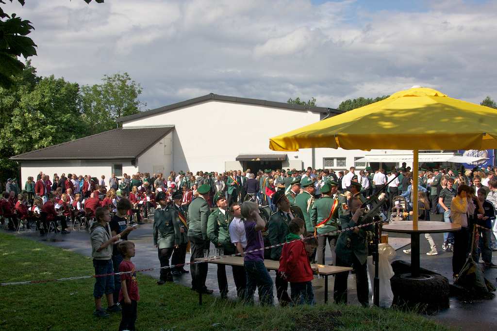 <p>Trotz des unbeständigen Wetters versammelten sich viele Alfener unter der Vogelstange</p>