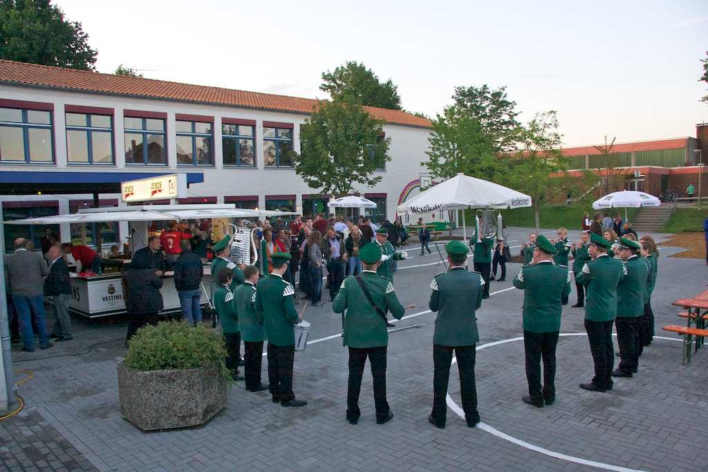 <p>Bis zum Eintritt der Dämmerung unterhalten der Spielmannszug und der Musikverein</p>