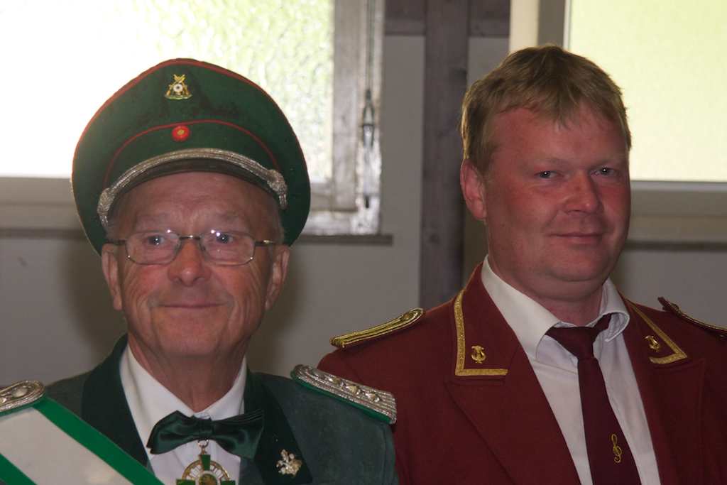 <p>Auch der 50-jährige Jubelkönig Bernhard Witte gratulierte dem erfolgreichen Schützen</p>