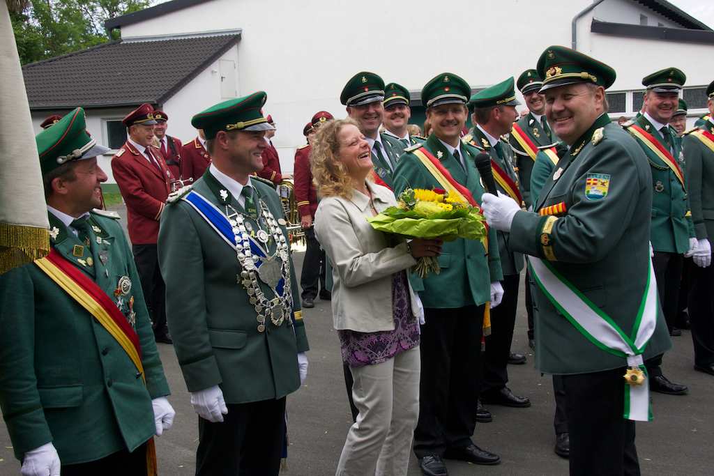 <p>Oberst Drüke bedankte sich für ein tolles Schützenjahr bei Königspaar Ahrens und überreichte Königin Manuela einen Blumenstrauß als Dankeschön.</p>