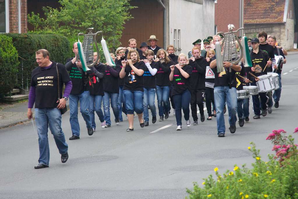 <p>Nachdem der Spielmannszug der Schützenvorstand geweckt hat, wurde der Hofstaat zum Antreten am Ehrenmal geleitet</p>