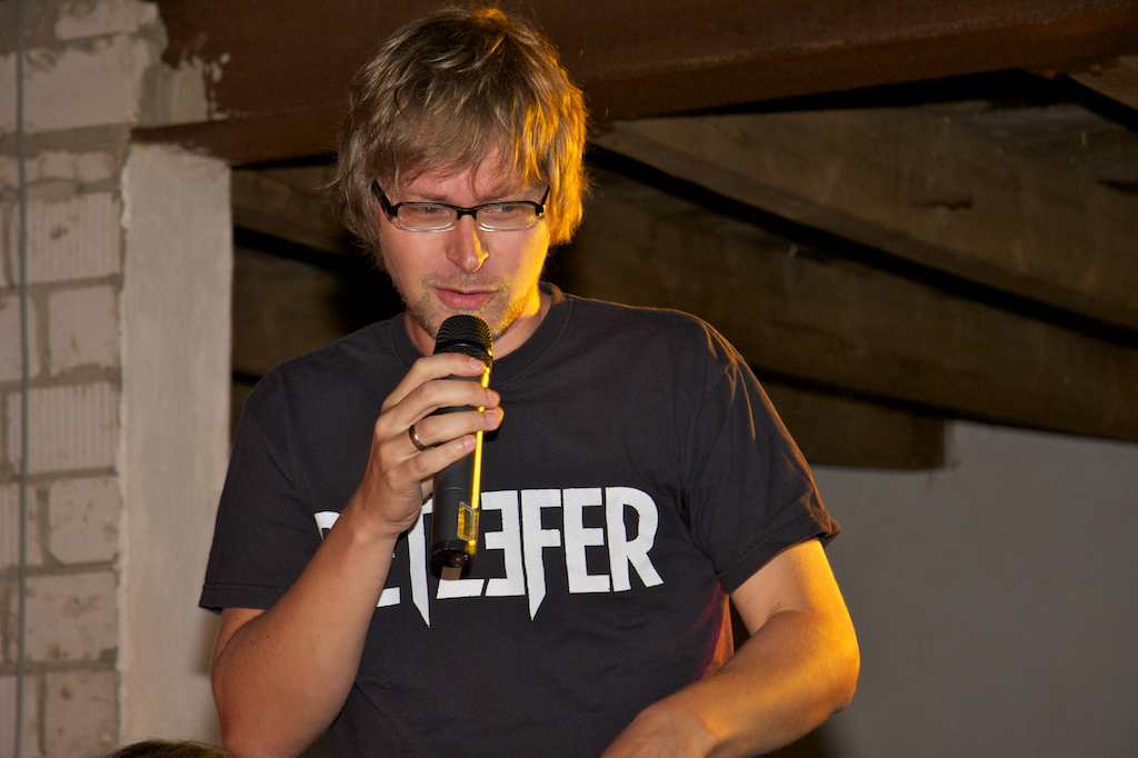 <p>Matthias Kuttig hatte wieder die Moderation übernommen, während sich Uwe Stork um die Technik kümmerte</p>