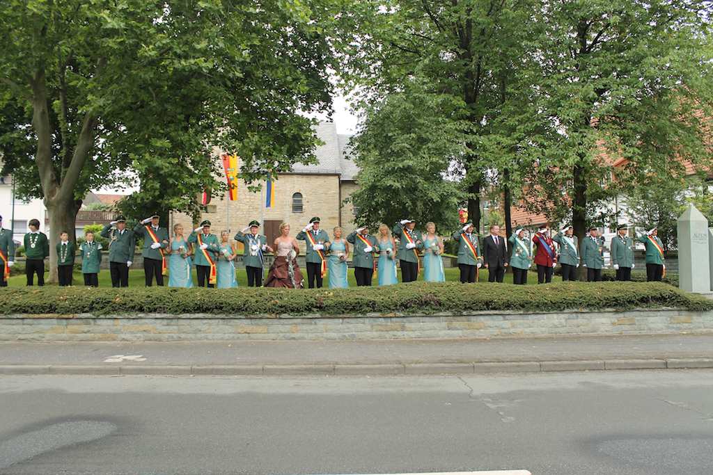 <p>Zusammen mit dem Vorstand und den Ehrengästen wurden die Schützen gegrüßt</p>