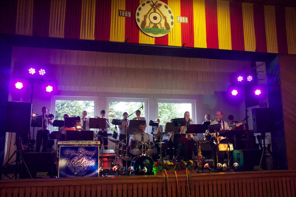 <p>Danach übernahm die Tanzmusik Abteilung des Musikvereins Ostenland und sorgte für Stimmung in der Alfener Schützenhalle</p>