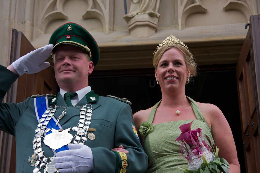 <p>Michael und Alexandra Witte vor der Alfener Pfarrkirche</p>